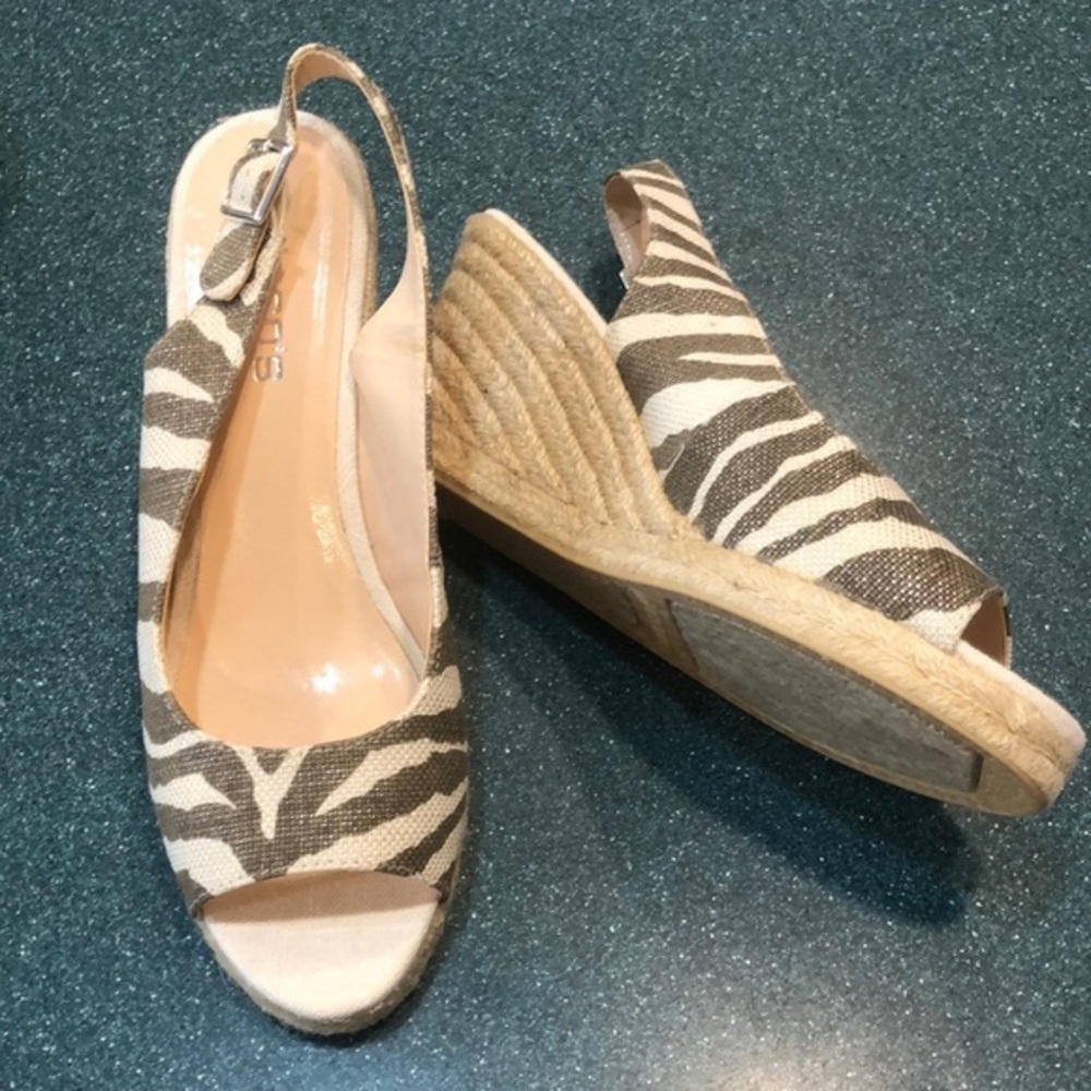 NIB Chico’s beige & brown zebra Peep toe espadrille wedges Size 10